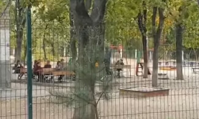 "Вогкість, вітер, а діти сидять на вулиці": харківські діти через карантин навчаються у дворі, фото