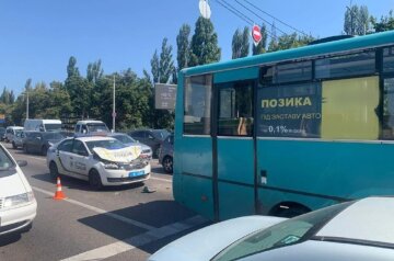 Поліцейське авто влетіло в маршрутку, машина розбита вщент: кадри ДТП