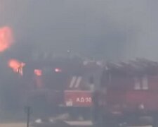 У Києві загорівся гуртожиток: рятувальники терміново евакуювали сотні людей, кадри НП