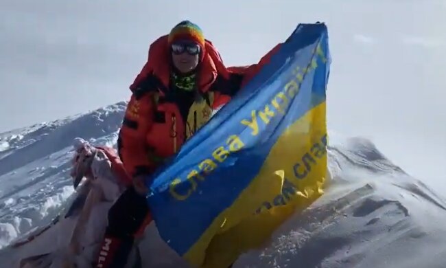 «Вірю в ЗСУ»: українська альпіністка Антоніна Самойлова встановила патріотичний транспарант на К2