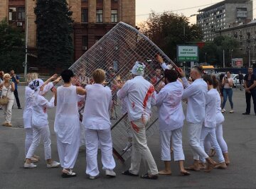 В Днепре креативно поддержали протестующих белорусов: фото яркого перформанса