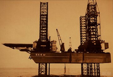 УНИАН нефтяная платформа черно-белое фото нефть море
