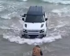 Одессит загнал новенький "Рендж Ровер" в море ради эффектных фото: безумное видео