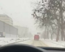 "Харків засипало снігом": жителі регіону публікують фото наслідків негоди, краще посидіти вдома