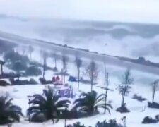 "Будуйте ковчег": в Росії бушує цунамі, величезні хвили зносять все на своєму шляху
