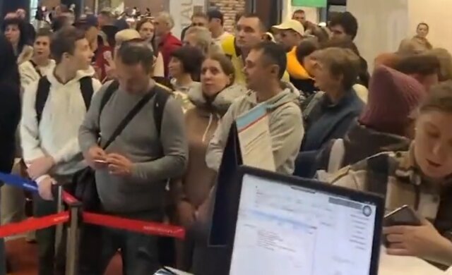 Розлючені росіяни заспівали "Катюшу" під час 10-годинної затримки рейсу до Єгипту, відео: "У Сибір їх!"