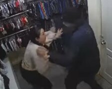 Мужчина атаковал продавщицу в магазине: инцидент попал на камеру
