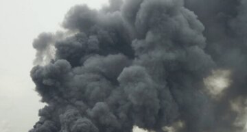 У Києві вогнем охопило багатоповерхівку, на місце терміново виїхали рятувальники: "пожежники виявили чоловіка в..."