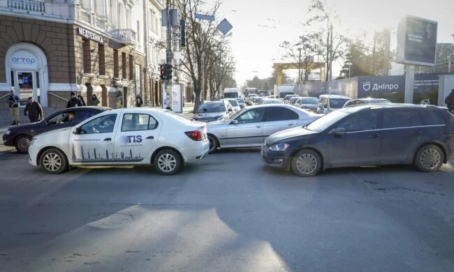 Центр Дніпра застиг у гігантському автомобільному заторі: що відбувається
