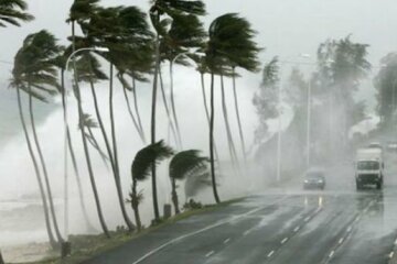 На популярный курорт надвигается разрушительный ураган, люди в панике покидают дома: «острова почти безлюдны»