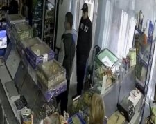 У Харкові троє молодиків вчинили наліт на магазин серед білого дня, кадри свавілля