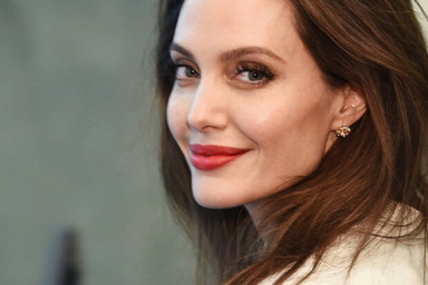 Анджелина Джоли В Красном Лифчике – Лазурный Берег (2020)