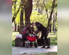 В Одессе горе-мать под "веществами" гуляла с коляской, видео: ребенок лежал пятками вверх