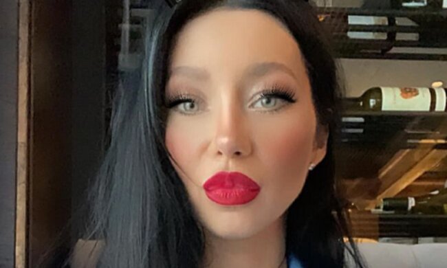 Дружина Ступки Логунова в сукні з глибоким вирізом блиснула пишним декольте: "Вся моя суть"