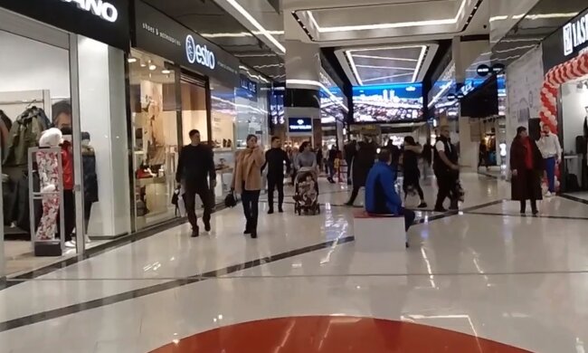 Киевлянин устроил стрельбу в ТРЦ из-за замечания о маске: пуля настигла охранника