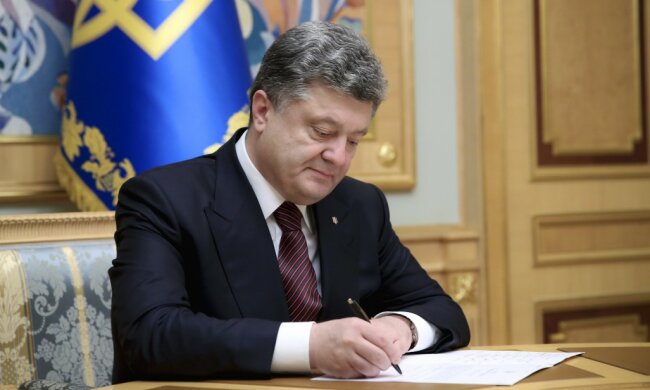 порошенко подписывает
