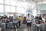 люди українці туристи заробітчани аеропорт