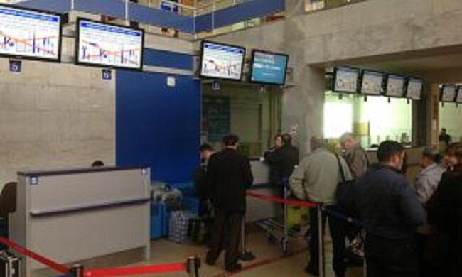 Мужчина угрожает взорвать аэропорт в Одессе, началась эвакуация: "Заехал на микроавтобусе и..."
