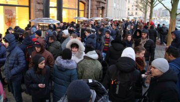 Пошел вон: чеченцы разогнали 3-дневную очередь за iPhone в Москве