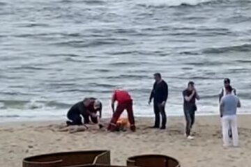 Трагедія на пляжі під Одесою: великі хвилі накрили компанію молодих людей, відео