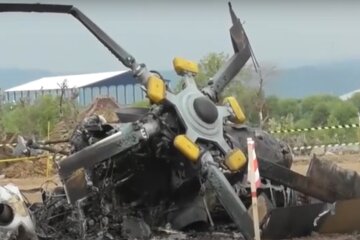 Вертоліт втратив управління і впав на землю, багато жертв: "прямо перед падінням...", кадри з місця аварії