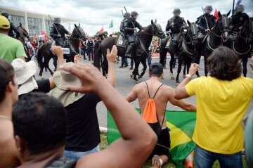 Протестующие ворвались в здание бразильского парламента (фото, видео)