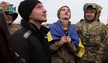 Первые минуты украинских героев дома: появилось трогательное видео возвращения из плена бойцов ВСУ