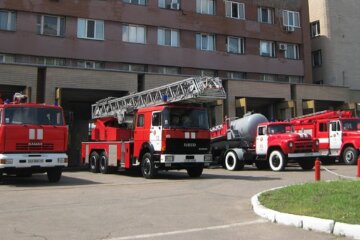 Вогонь охопив багатоповерхівку в Києві, йде масова евакуація людей: кадри НП