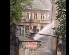 Потужний фонтан вдарив у дворі багатоповерхівки, водою заливає будинок в Одесі: відео НП