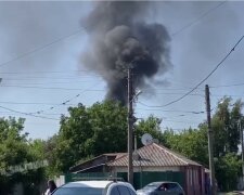 В небо поднялся черный дым: в Харькове вспыхнул масштабный пожар, кадры