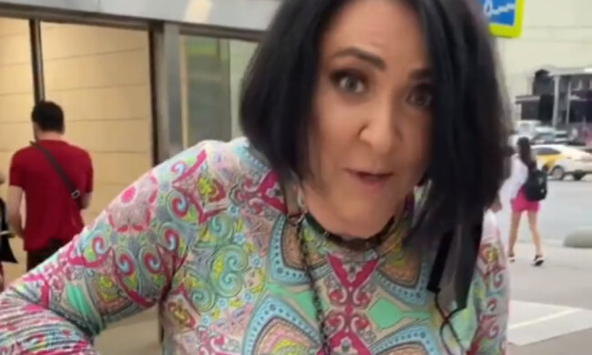 Лоліта дико осоромилася, "впустивши" обвислий бюст на публіці: "Взагалі без комплексів"