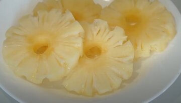 Рецепт ніжного салату з куркою та ананасами: задоволення в кожному шматочку