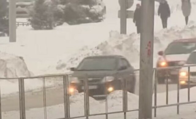В Киеве решили "починить" дорогу во время снегопада: кадры беспредела