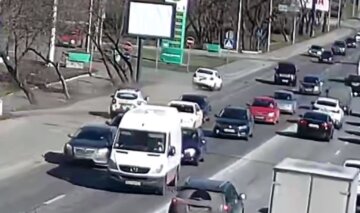 У Києві п'яний водій влаштував погоню з поліцією: "наїхав на електроопору, пошкодив колеса, але це не зупинило..."