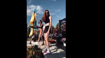 У Києві дівчата влаштували танці на могилах військових