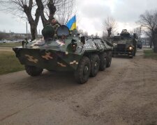 Готовы действовать решительно: военных с тяжелой техникой стянули на границу в Одесской области, видео