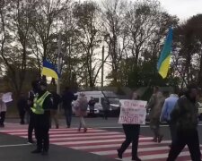 На Харківщині люди перекрили трасу: причина і кадри з місця подій