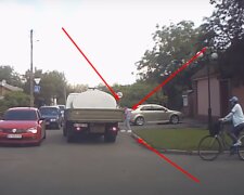 Вантажівка наїхала на українку з однорічною дитиною на руках: відео моторошного моменту