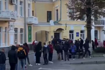 Величезна черга вишикувалася в харківський військкомат, стоять з 5 ранку: кадри з місця