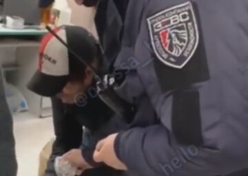 В Одесі охоронці супермаркету познущалися над чоловіком: відео безжального вчинку злили в мережу