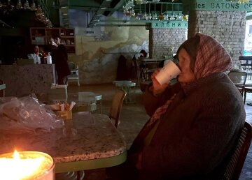 Бабусю, яка постраждала через вибухи, вигнали із закладу у Києві: "Хотіла погрітися"