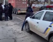 Озброєний до зубів водій зніс зі свого шляху поліцейських, відео НП: почалася гонитва