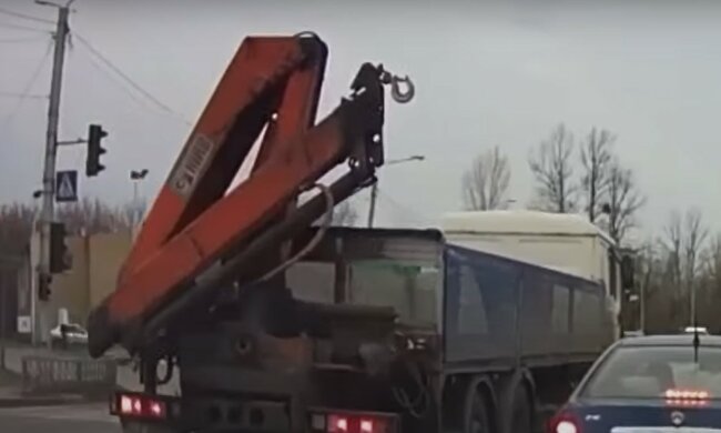 В Харькове грузовик поехал прямо на пешеходов на переходе: момент попал на видео