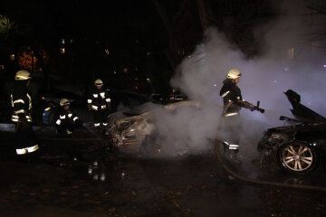 Огонь массово охватил автомобили в центре Днепра: кадры происшествия