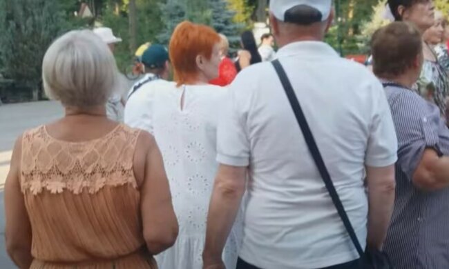Поліція накрила тканиною і поїхала: у Харкові посеред вулиці лежить тіло людини