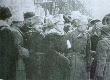 Симон Петлюра (у центрі), Євген Коновалець (праворуч) та Роман Дашкевич під час проголошення Акту злуки на Софійській площі. Київ, 22 січня 1919 року.