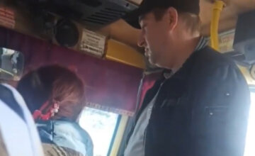 "Антимасочника" стусанами вигнали з маршрутки, відео: "Терпець пасажирів урвався"