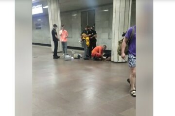 Чоловікові стало погано в харківському метро, фото: "лежав на платформі"