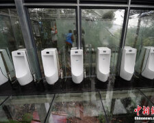 У Китаї відкрився прозорий туалет: дивляться, але не користуються (фото)