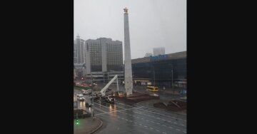 В Киеве\начались работы по демонтированию советской звезды